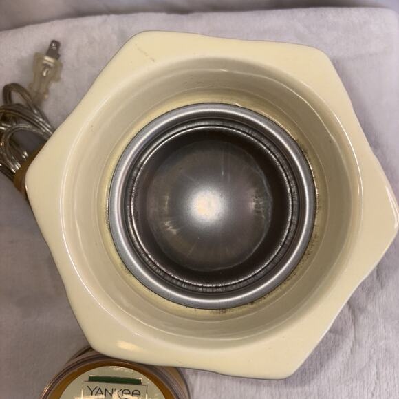 Yankee Candle Scenterpiece Easy Melt Cup Warmer Electric Wax Melter & Two Waxes - Picture 4 of 8